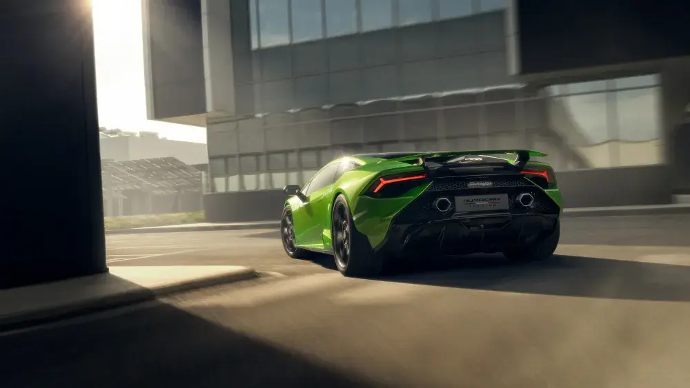 Lamborghini Huracán Tecnica schuin achterkant 