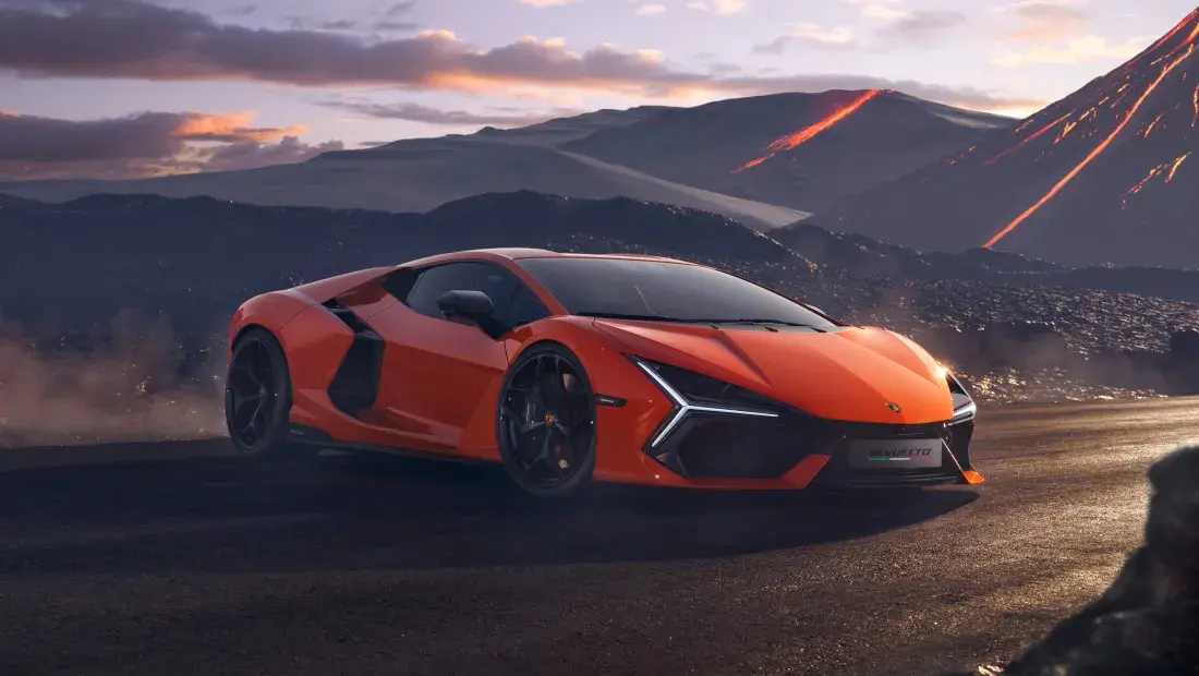 Lamborghini Revuelto oranje schuin vooraanzicht bij de bergen